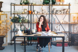 Cristina sentada en el escritorio